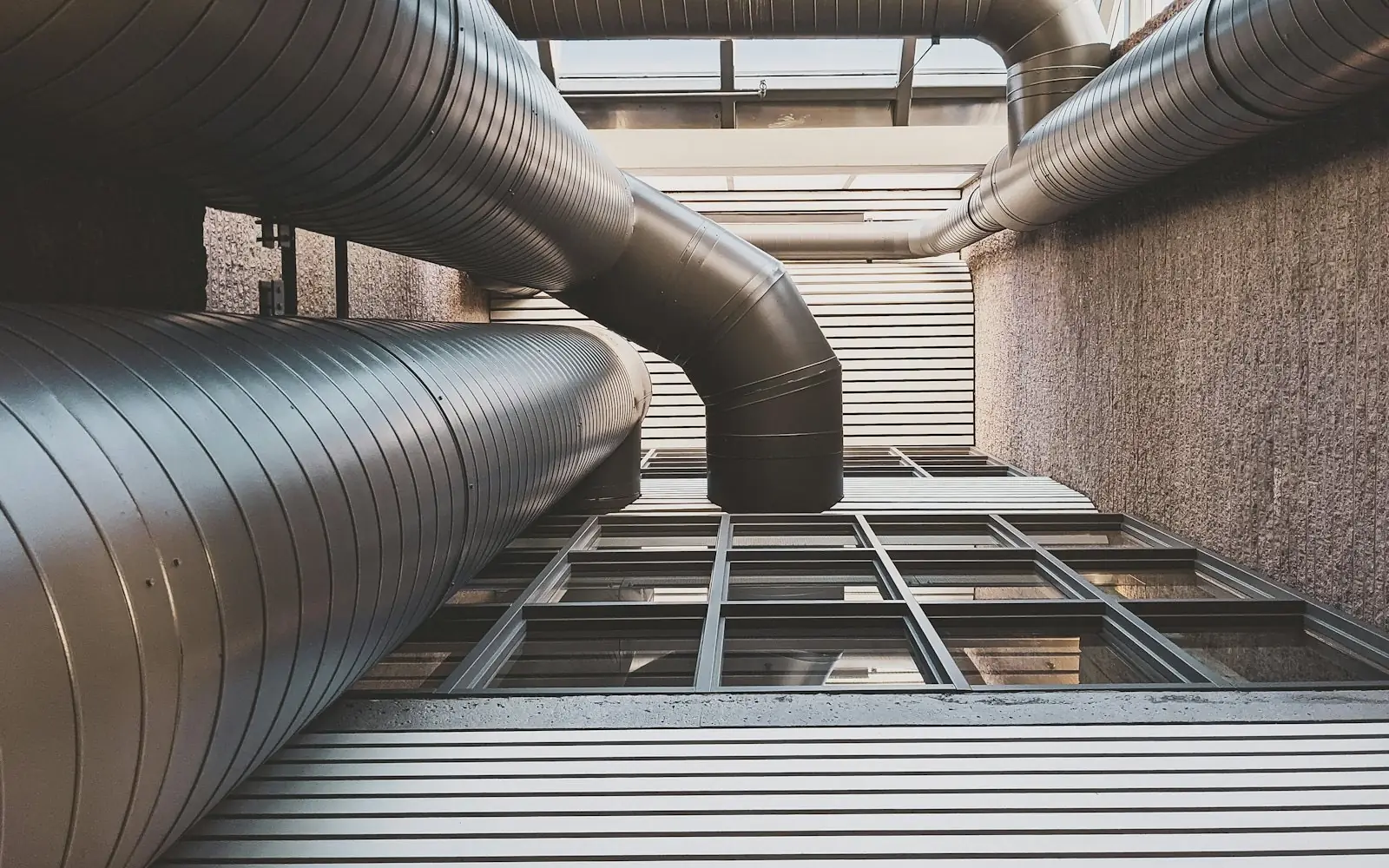 Cubierta de un edificio con equipos de clima y ventilación