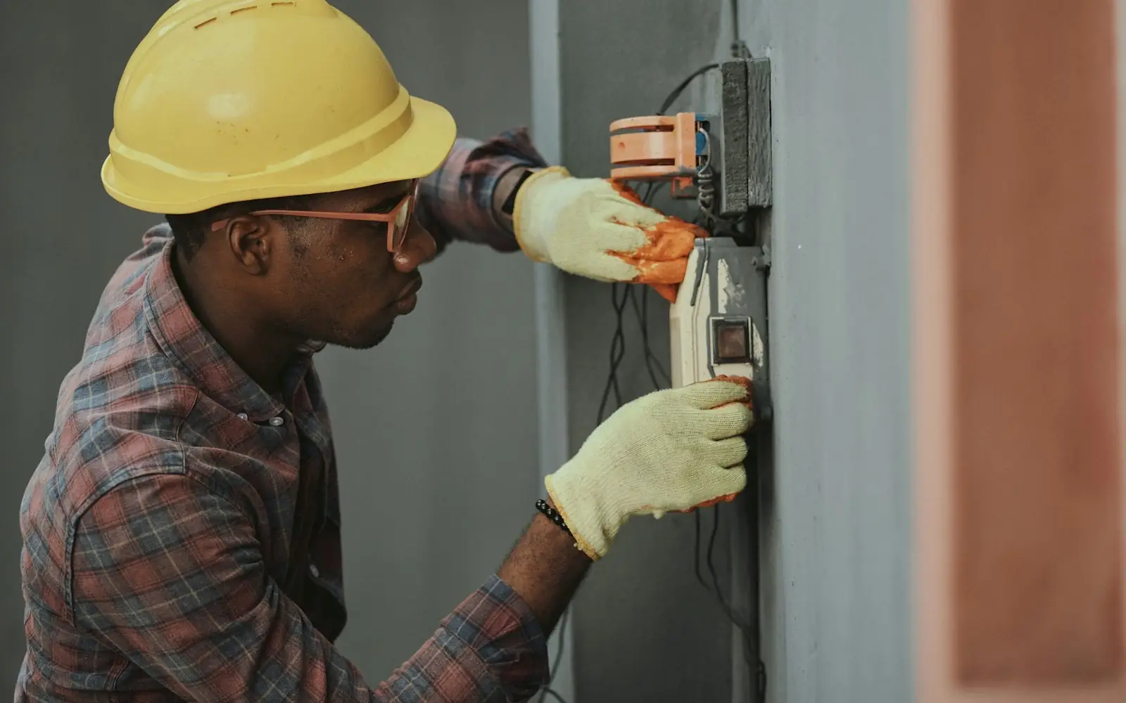 Técnico midiendo en un cuadro eléctrico
