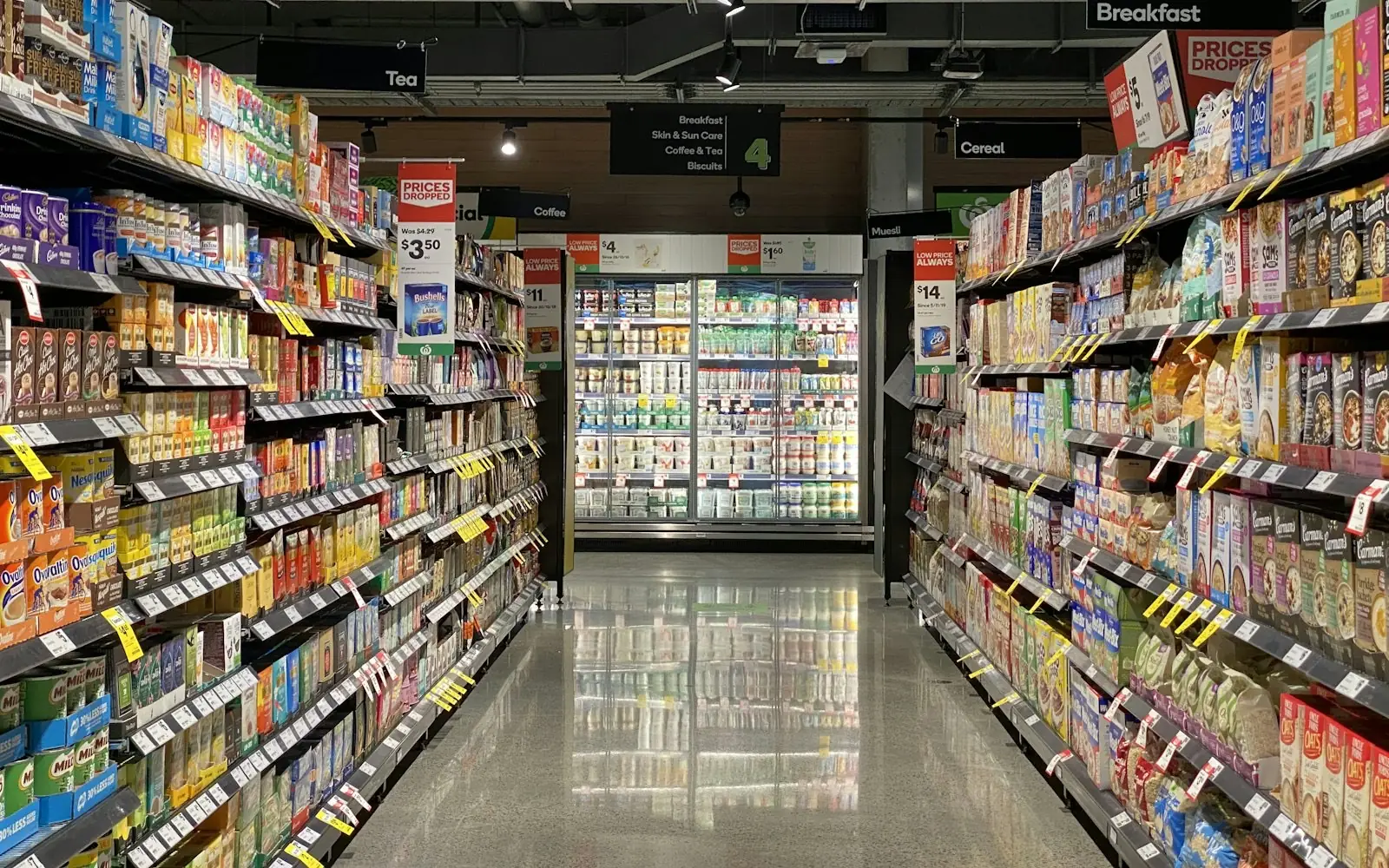 Murales y vitrinas de frío en la sala de ventas de un supermercado